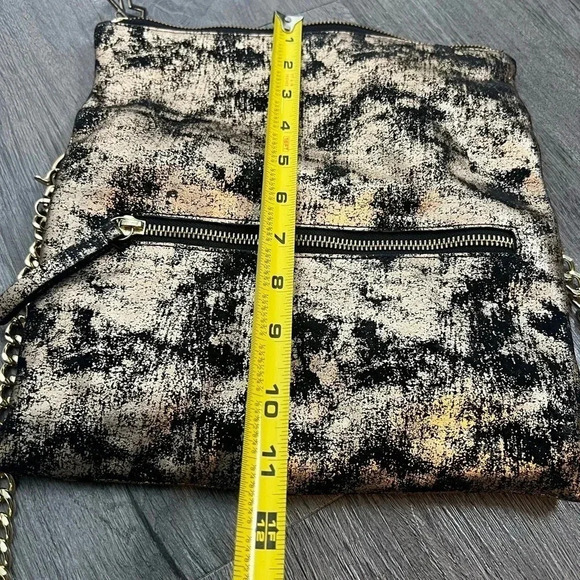 Kelly Wynne Black & Gold Fold-Over Bag - Picture 13 of 15